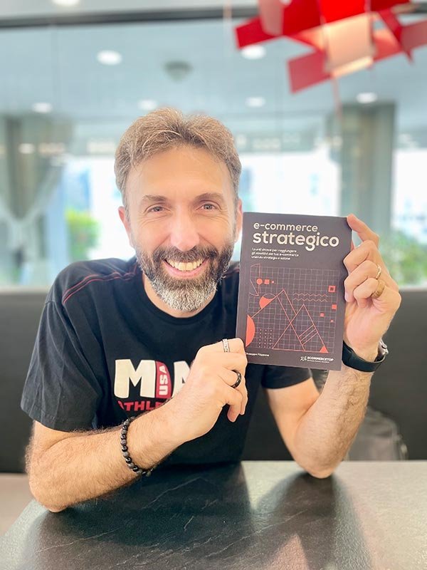 Un lettore con il libro E-Commerce Strategico