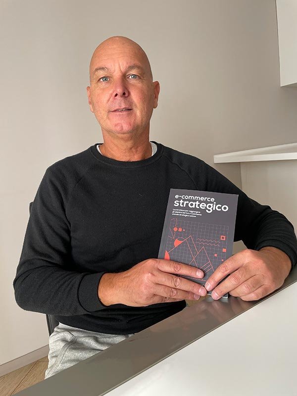 Un lettore mostra il libro E-Commerce Strategico