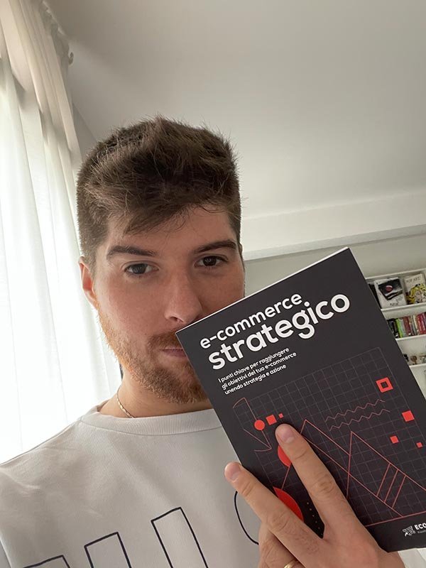 Un lettore con la copia del libro E-Commerce Strategico